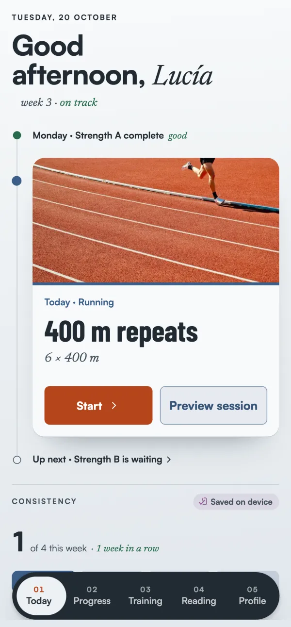 Kaira’s Today screen: «Good afternoon, Lucía», Monday’s session completed and today’s, a running session of 400 m repeats, with the Start button.