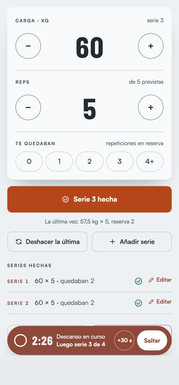 Kaira durante una serie de sentadilla: 60 kg, 5 repeticiones, y debajo lo que hiciste la última vez, 57,5 kg × 5.